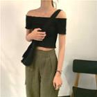 Off-shoulder Short-sleeve T-shirt / Cropped Baggy Pants