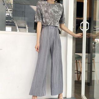 Short-sleeve Patterned T-shirt / Pleated Wide-leg Pants