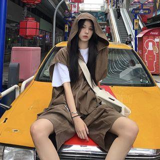 Hooded Zipped Vest / Plain Shorts