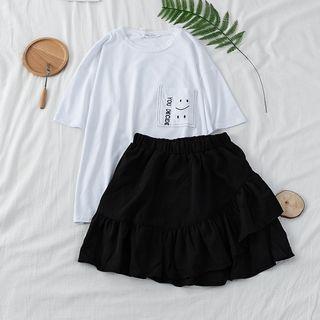 Smiling Face Pocket Short Sleeve T-shirt / Frilled Trim Shorts