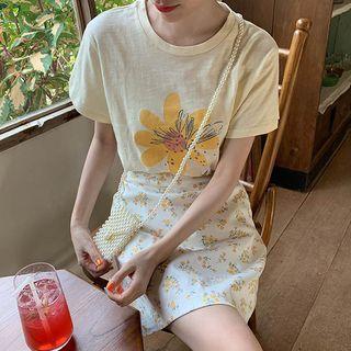 Short-sleeve Flower Print T-shirt / Floral A-line Mini Skirt