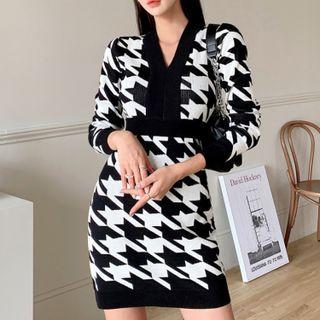 V-neck Houndstooth Mini Sheath Sweater Dress Houndstooth - Black & White - One Size