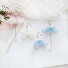 Non-matching Flower Faux Pearl Earring