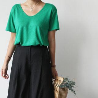 Colored U-neck T-shirt