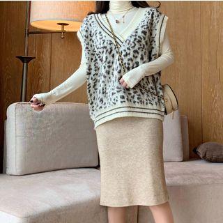 Turtleneck Long-sleeve T-shirt / Back Slit Straight-fit Skirt / Leopard Pattern Knit Vest