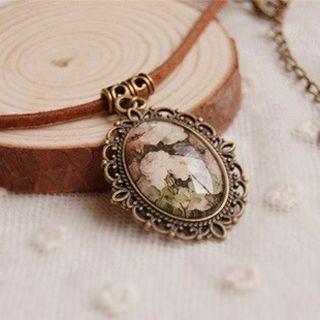 Retro Floral Pendant Necklace White - One Size