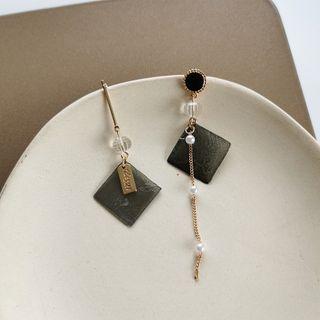 Non-matching Faux Pearl Bead Earring