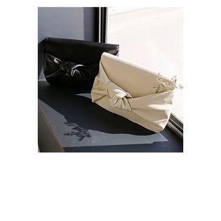 Knot-front Clutch