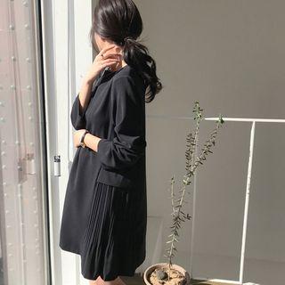 Round-neck Pleated-panel Shift Dress