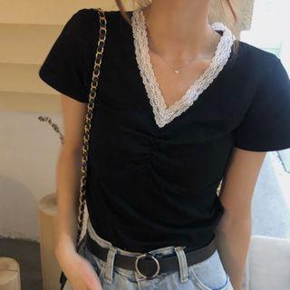 Lace Trim V-neck Short-sleeve Cropped T-shirt Black - One Size