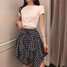 Short-sleeve Cropped T-shirt / A-line Asymmetric Plaid Skirt