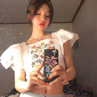 Short-sleeve Embroidered Flower Cropped Top