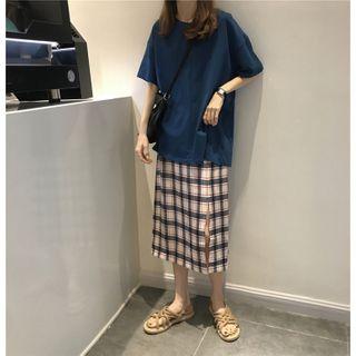 Short-sleeve Open Back T-shirt / Plaid Straight Fit Midi Skirt