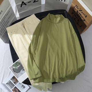 Long-sleeve Mock-neck T-shirt / Wide-leg Jeans
