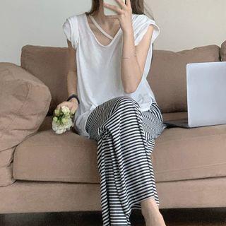 Short-sleeve V-neck T-shirt / Striped Wide-leg Pants