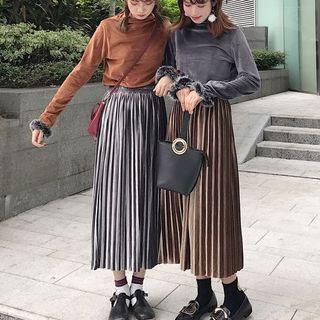 Long-sleeve Mock-neck T-shirt / Pleated Midi Skirt
