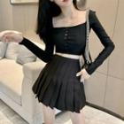 Square-neck Long-sleeve Cropped T-shirt / A-line Skirt