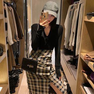 Set: V-neck Long-sleeve T-shirt + Plaid Midi Shirred Slit Skirt