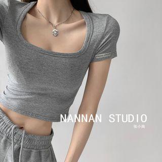 Labeled U-neck Crop T-shirt