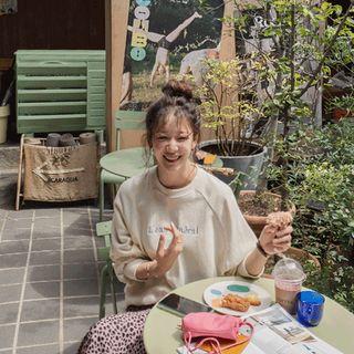 Raglan-sleeve Letter Embroidered Sweatshirt