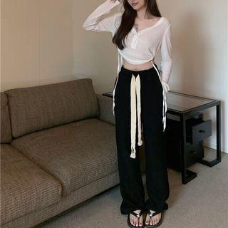 Long-sleeve V-neck Cropped Henley T-shirt / Drawstring Sweatpants