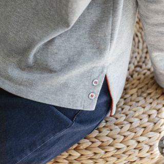 Buttoned-hem Contrast-trim T-shirt