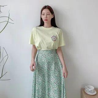 Short-sleeve Daisy-illustrated T-shirt