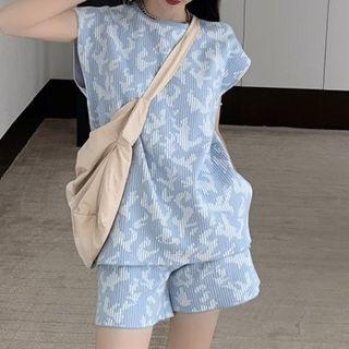 Sleeveless Print Top / Straight Leg Shorts