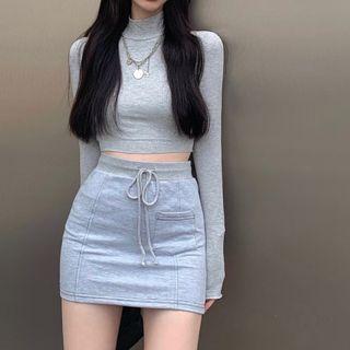 Mock-neck Cropped T-shirt / Mini Pencil Skirt