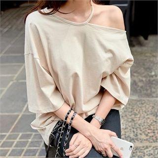 Cutaway-shoulder Letter Print Top