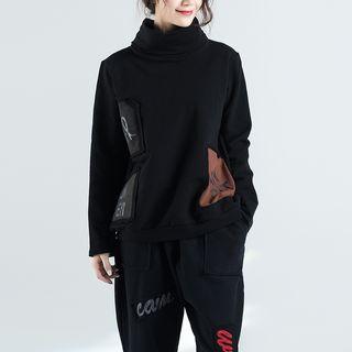Applique Turtleneck Sweatshirt
