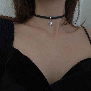 Star Rhinestone Pendent Choker