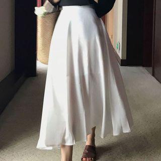 V-neck 3/4-sleeve T-shirt / High Waist Midi A-line Skirt