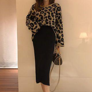 V-neck Leopard Printed Sweater / Plain Knit Skirt