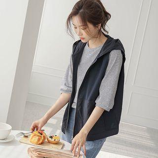 Hooded Sleeveless Paneled Windbreaker