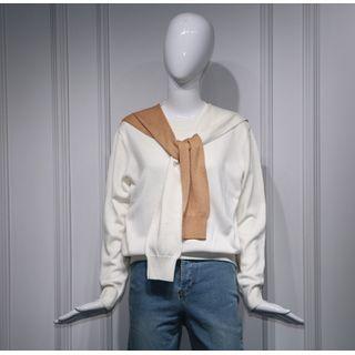 Two-tone Sweater / Straight Leg Jeans