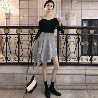 Plain Long-sleeve Loose-fit Top / Check Skirt