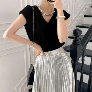 Short Sleeve V-neck T-shirt / High Waist Pleated Skirt