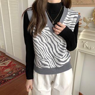 V-neck Zebra Print Sweater Vest / Long-sleeve Mock-neck Top