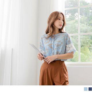 Lace Applique Tie-neck Short-sleeve Printed Top