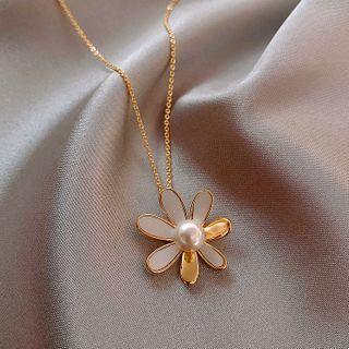 Faux Pearl Flower Pendant Necklace Necklace - White & Gold - One Size