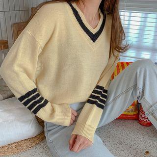 Contrast-trim Lightweight V-neck Knit Top