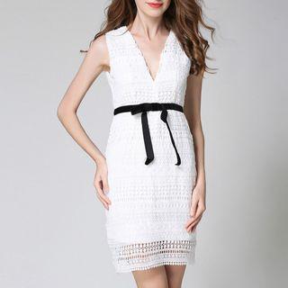 Sleeveless V-neck Sheath Lace Dress