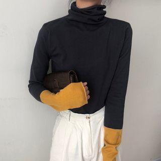Turtleneck Two-tone Knit Top