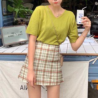Short-sleeve Plain T-shirt / Plaid Skirt