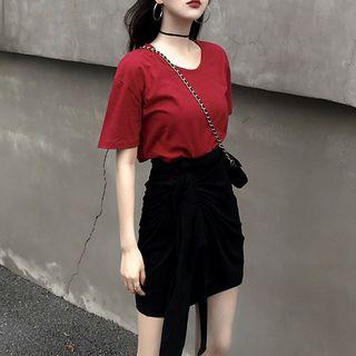 Short-sleeve T-shirt / Fitted Skirt