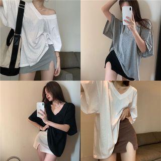 Loose-fit V-neck Light T-shirt / Slited Mini Skirt
