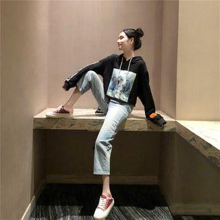 Printed Hoodie / Cropped Jeans