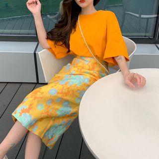 Elbow-sleeve T-shirt / Floral Midi Skirt
