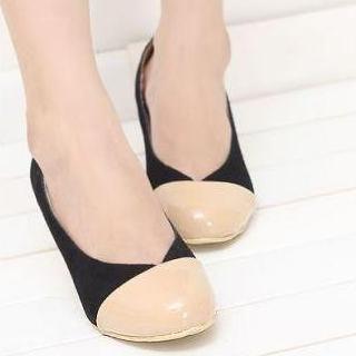 Contrast-toe Pumps